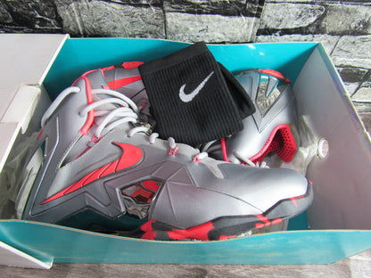 LEBRON 11 ELITE SILVER "DE USO" SE USARON UNA VEZ EN CAJA MALTRATADA