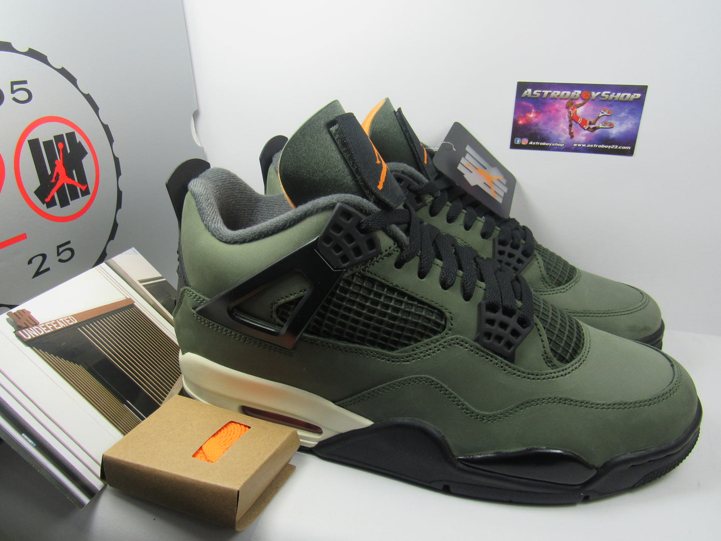 JORDAN 4 UNDEFEATED 2025 CON EXTRA LACES EN CAJA