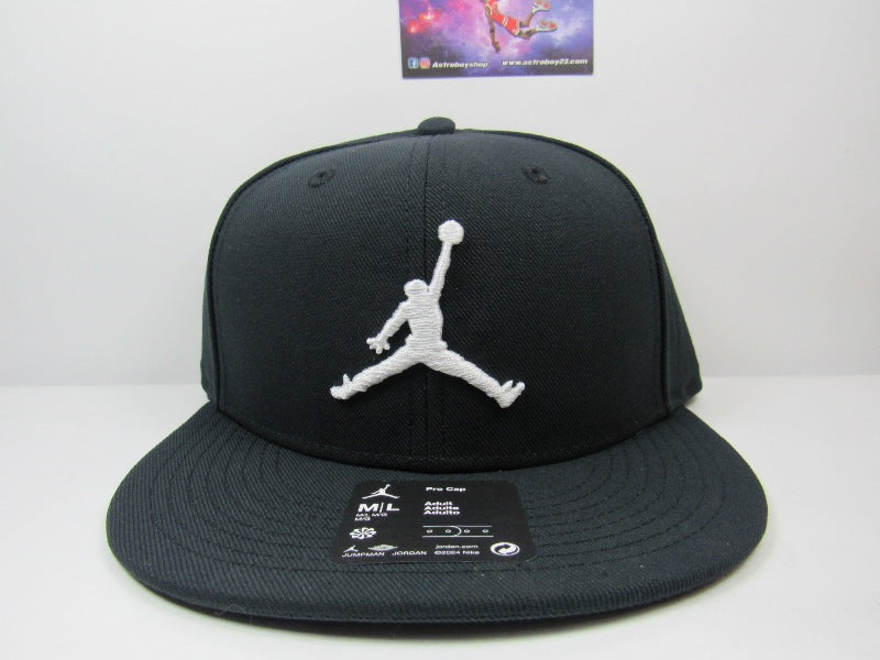 GORRA JORDAN PLANA BLACK & WHITE CIRCULAR (M/L) MOD:FV5296-010