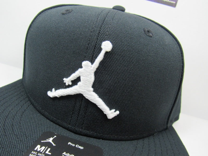 GORRA JORDAN PLANA BLACK & WHITE CIRCULAR (M/L) MOD:FV5296-010