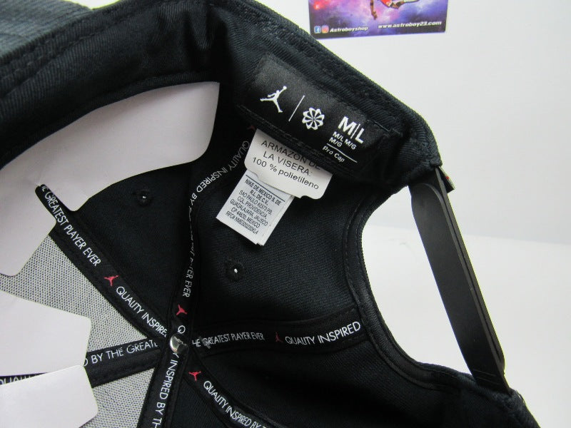 GORRA JORDAN PLANA BLACK & WHITE CIRCULAR (M/L) MOD:FV5296-010