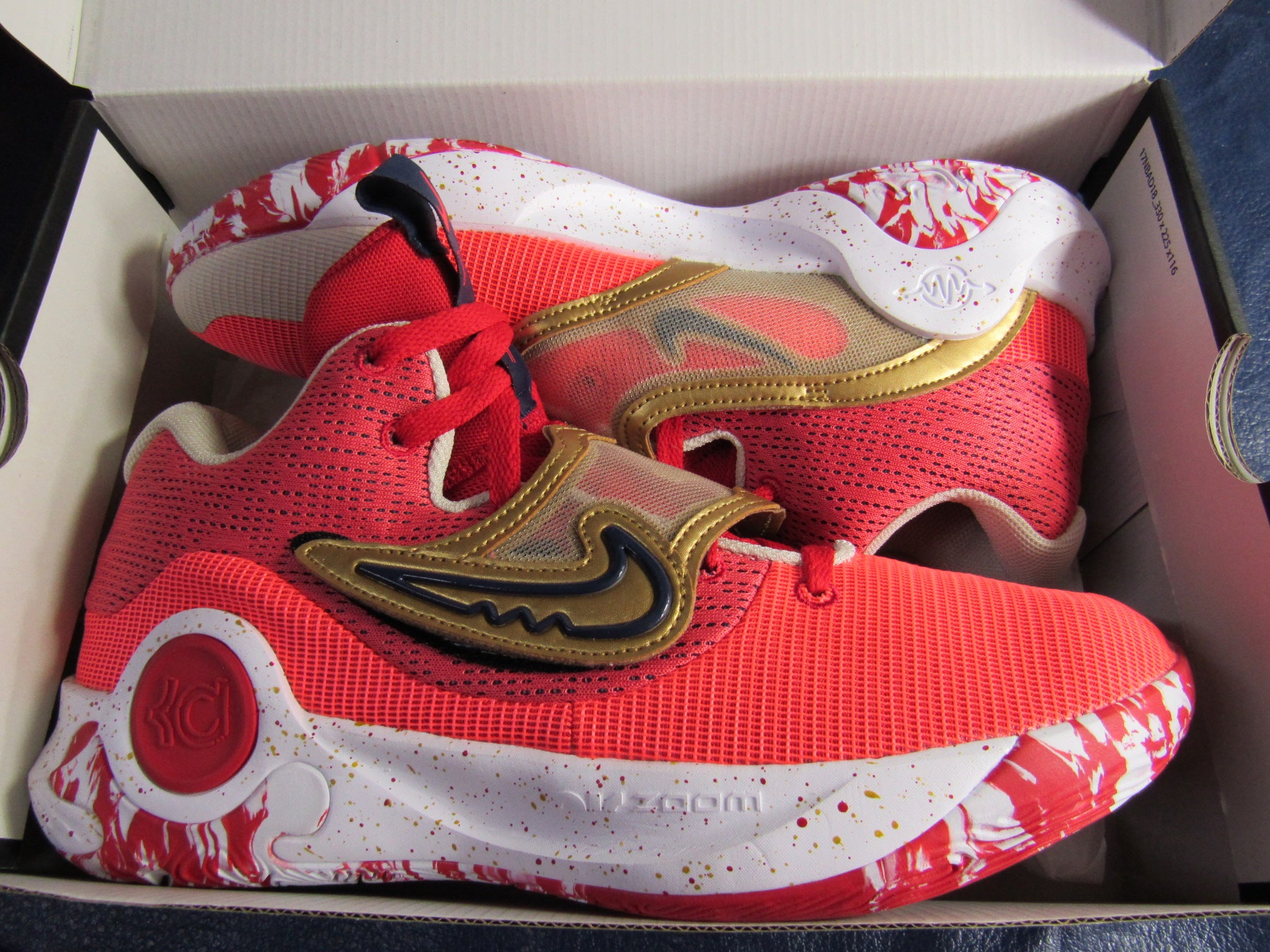 KEVIN DURANT TREY X RED GOLD EN CAJA