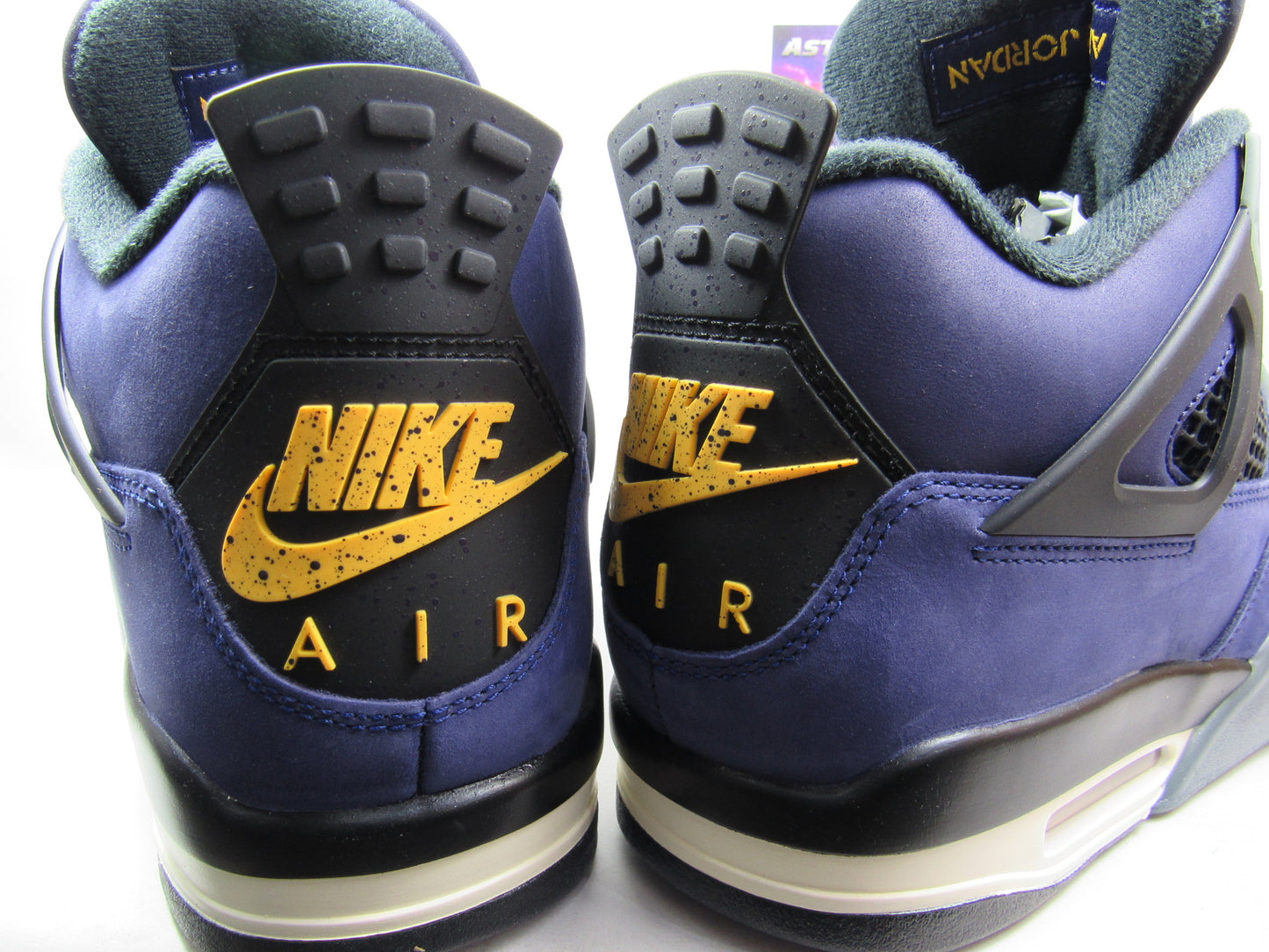 JORDAN 4 LAKERS EN CAJA