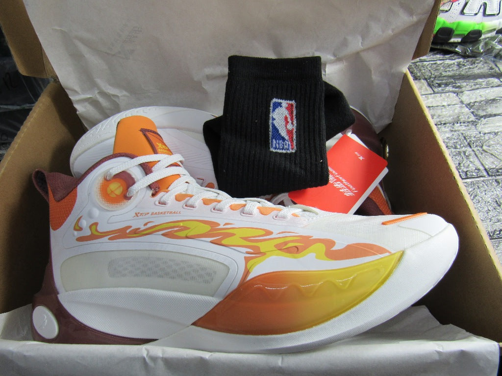 XTEP BASKETBALL WHITE ORANGE (27.5 MEX)