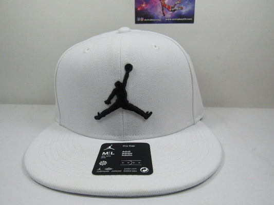 GORRA JORDAN PLANA WHITE & BLACK (M/L) FV5296-100
