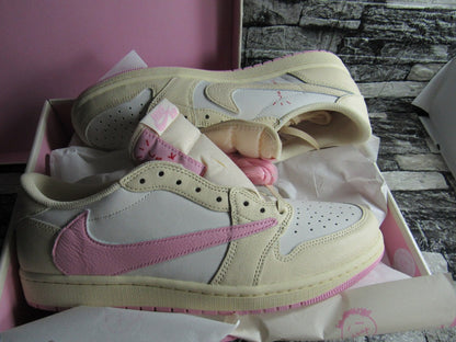 JORDAN 1 LOW TRAVIS SCOTT SHY PINK EN CAJA