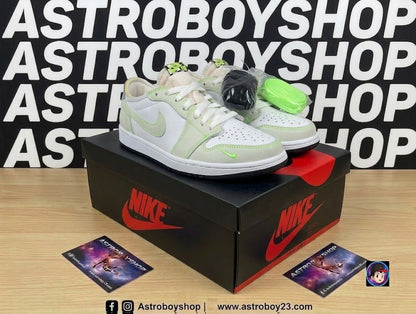 JORDAN 1 LOW OG "GHOST GREEN" EN CAJA