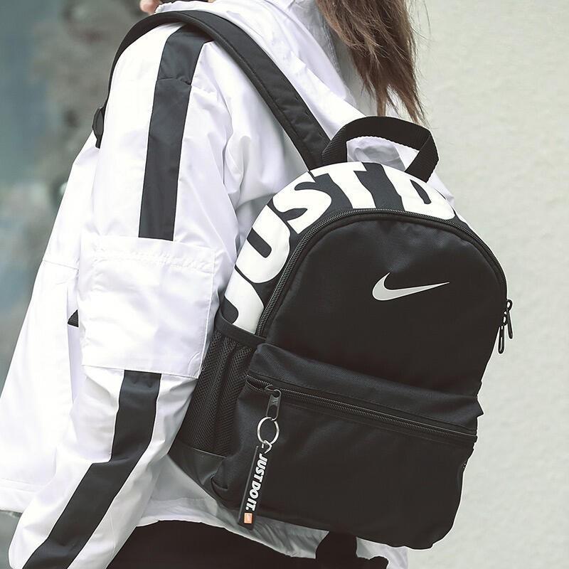 MINI BAG NIKE BRASILIA "BLACK AND WHITE" DAMA 30CM