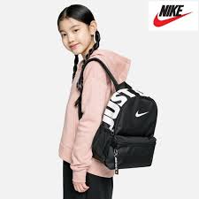 MINI BAG NIKE BRASILIA "BLACK AND WHITE" DAMA 30CM