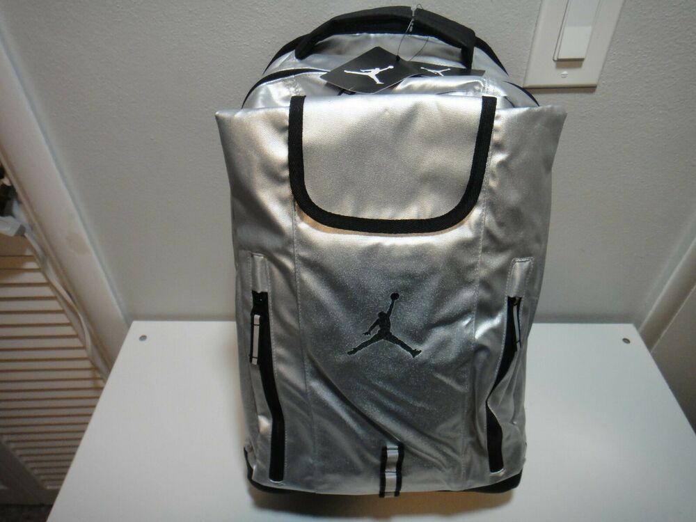 MOCHILA JORDAN ALL WORLD METALLIC SILVER ESP LAPTOP Y TABLE 7" INTERNO