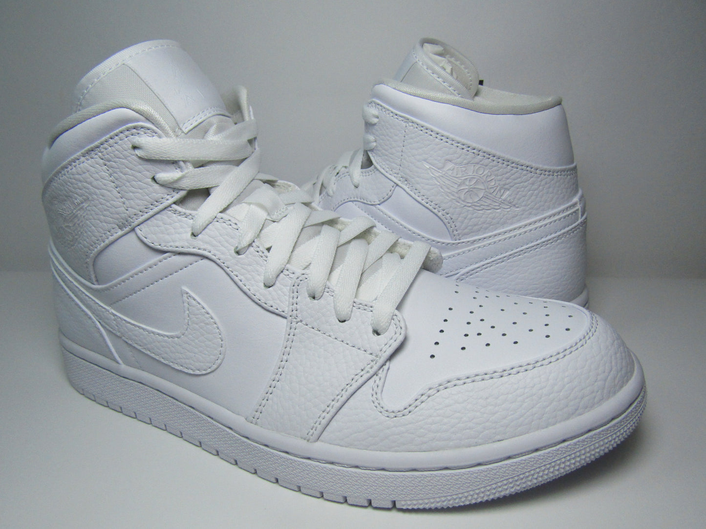 JORDAN 1 MID TRIPLE WHITE 2.0 LEATHER EN CAJA