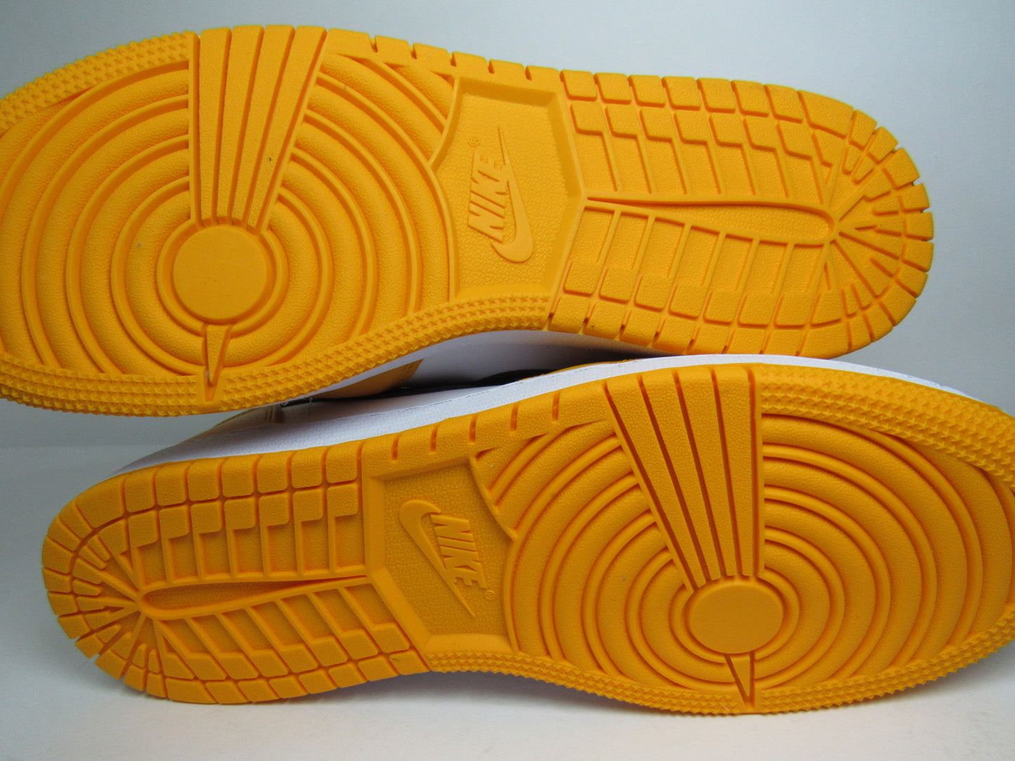 JORDAN 1 MID TAXI KIDS EN CAJA