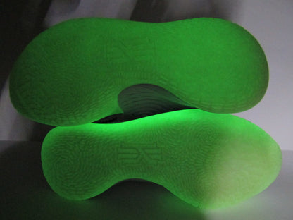 KYRIE IRVING 3 LOW GLOW IN THE DARK EN CAJA