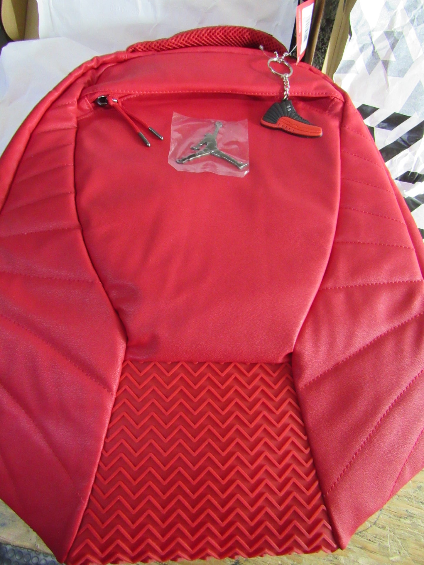 MOCHILA JORDAN 12 "GYM RED" LLAVERO DE REGALO