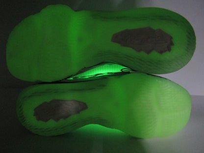 LEBRON 17 LOW GLOW IN THE DARK EDITION EN CAJA