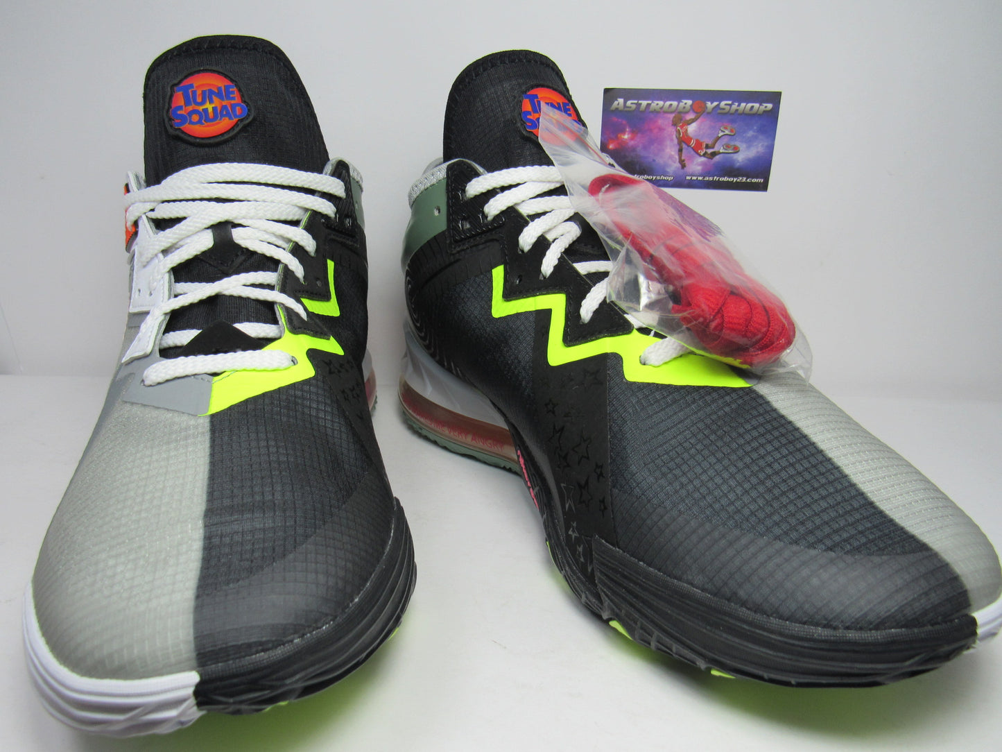 LEBRON 18 LOW SPACE JAM "BUGS VS MARVIN" EN CAJA