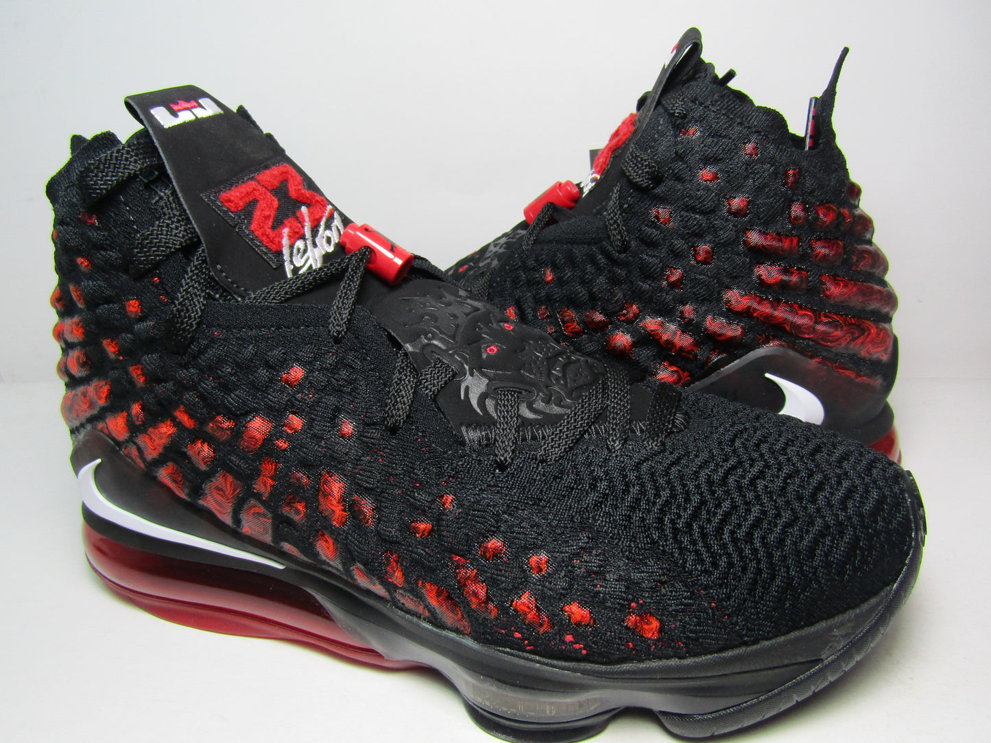 LEBRON XVII INFRARED EDITION EN CAJA