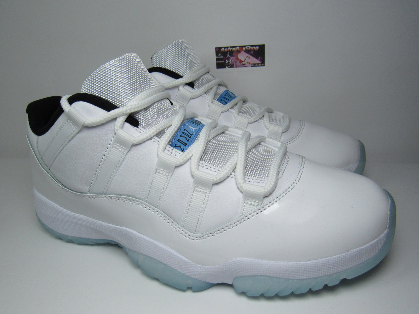 JORDAN XI LOW "LEGEND BLUE " EN CAJA