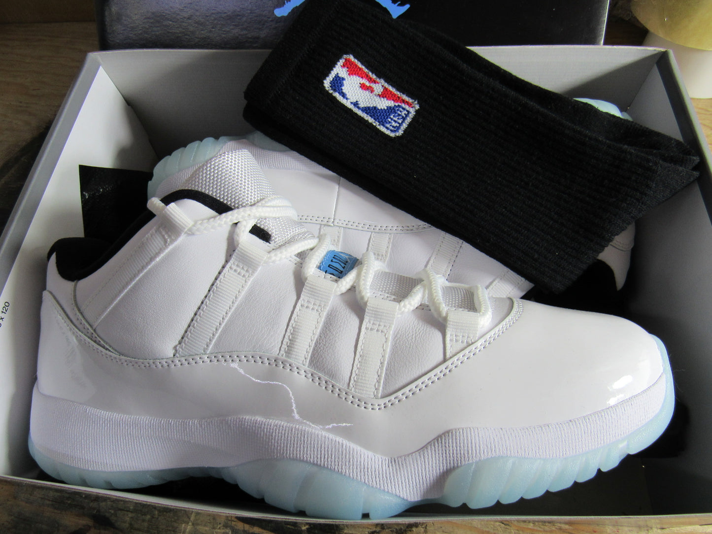 JORDAN XI LOW "LEGEND BLUE " EN CAJA