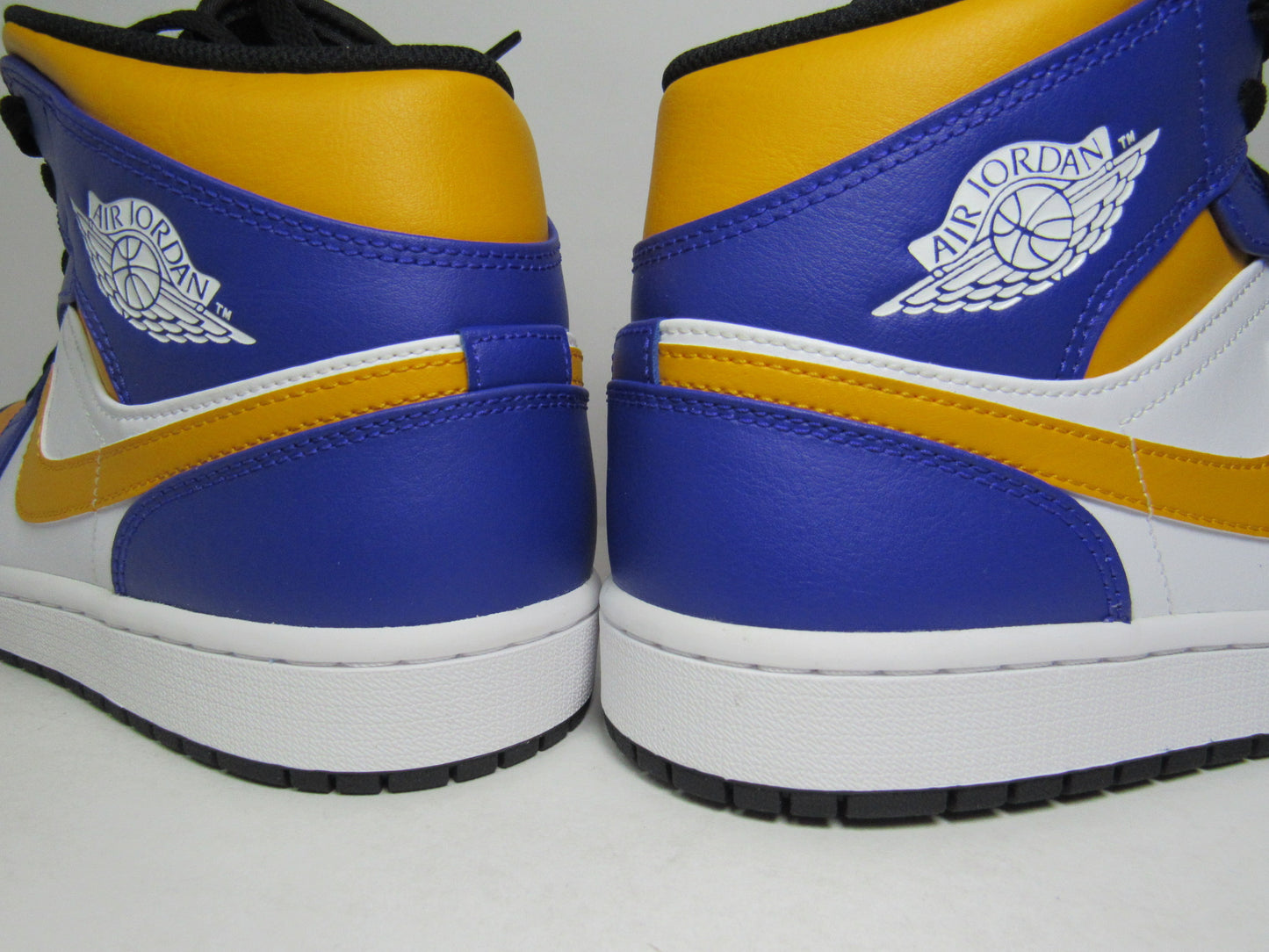 JORDAN 1 MID LAKERS EN CAJA