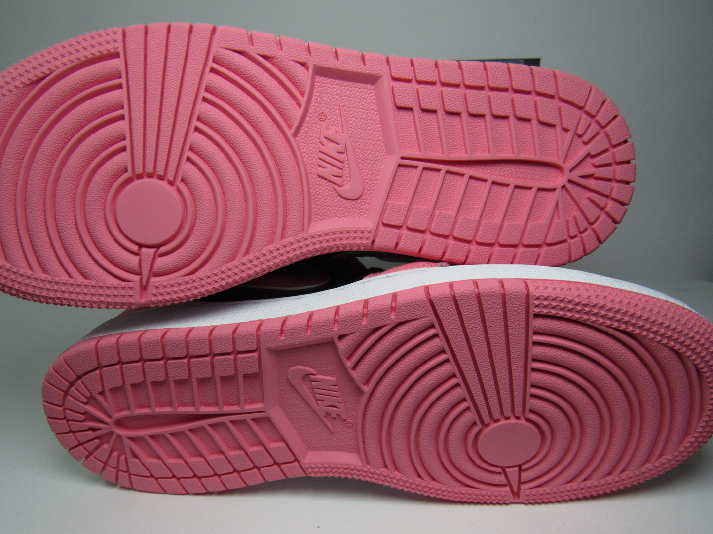 JORDAN 1 MID CORAL PINK EN CAJA