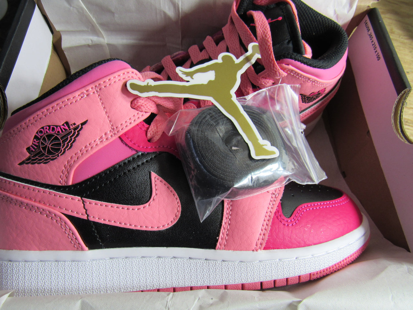 JORDAN 1 MID CORAL PINK EN CAJA