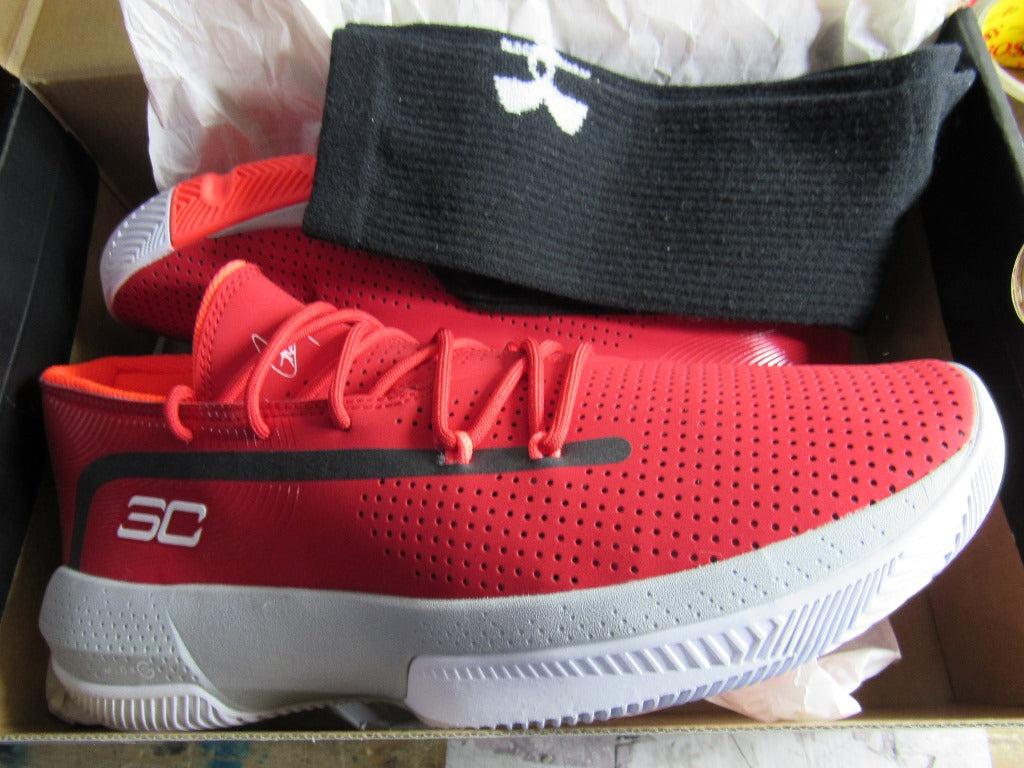 UNDER ARMOUR CURRY 3 ZERO RED GREY EN CAJA ASTROBOYSHOP SNEAKER STORE