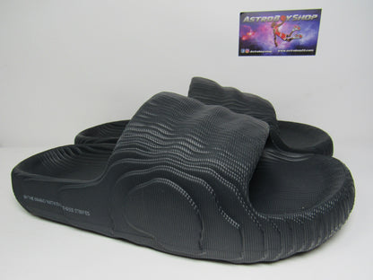 SANDALIAS ADILETTE22 CARBON EN CAJA "AMPLIAS UNA TALLA"