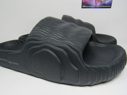 SANDALIAS ADILETTE22 CARBON EN CAJA "AMPLIAS UNA TALLA"