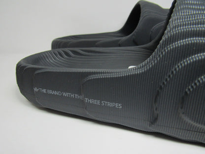 SANDALIAS ADILETTE22 CARBON EN CAJA "AMPLIAS UNA TALLA"