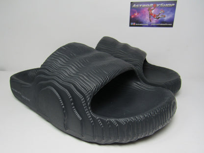 SANDALIAS ADILETTE22 CARBON EN CAJA "AMPLIAS UNA TALLA"