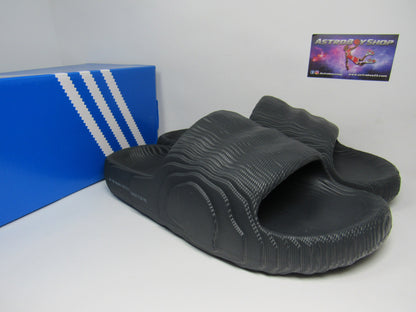 SANDALIAS ADILETTE22 CARBON EN CAJA "AMPLIAS UNA TALLA"