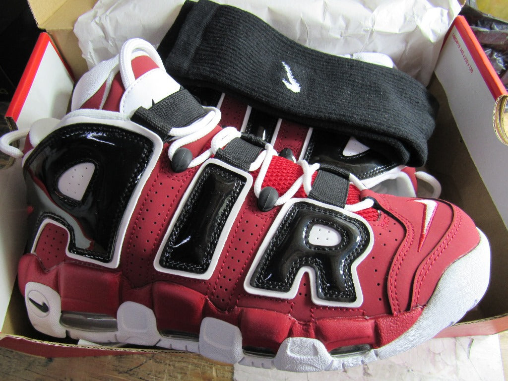 PIPPEN AIR MORE UPTEMPO BULLS EDITION EN CAJA