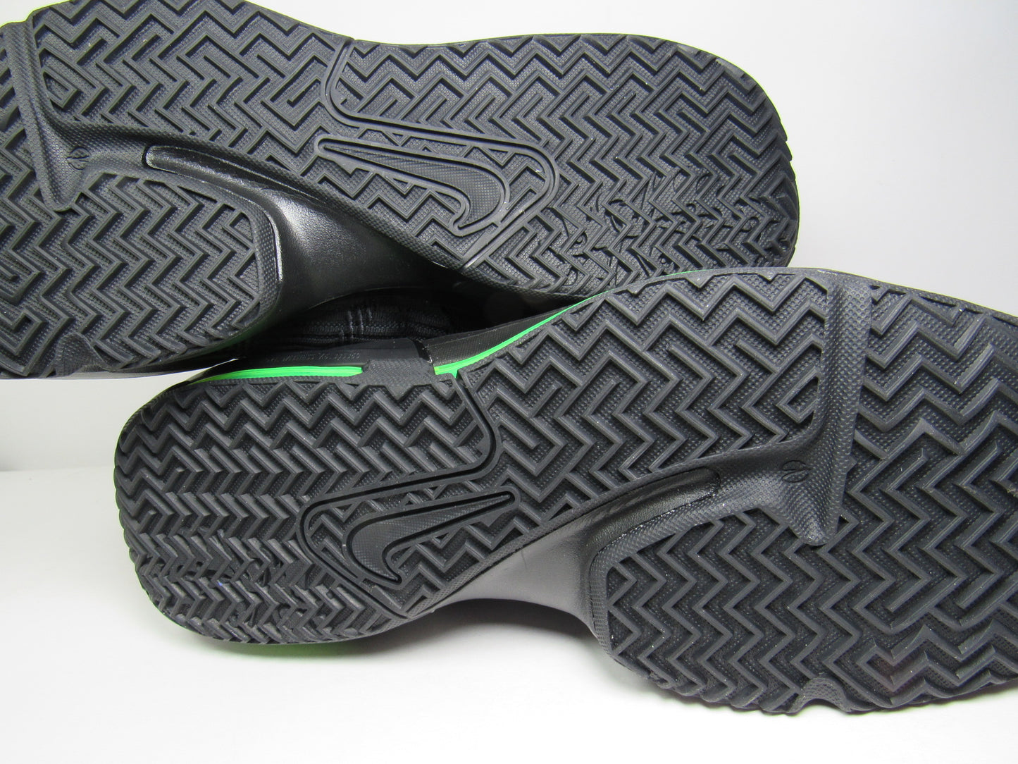 LEBRON WITNESS 6 BLACK GREEN EN CAJA