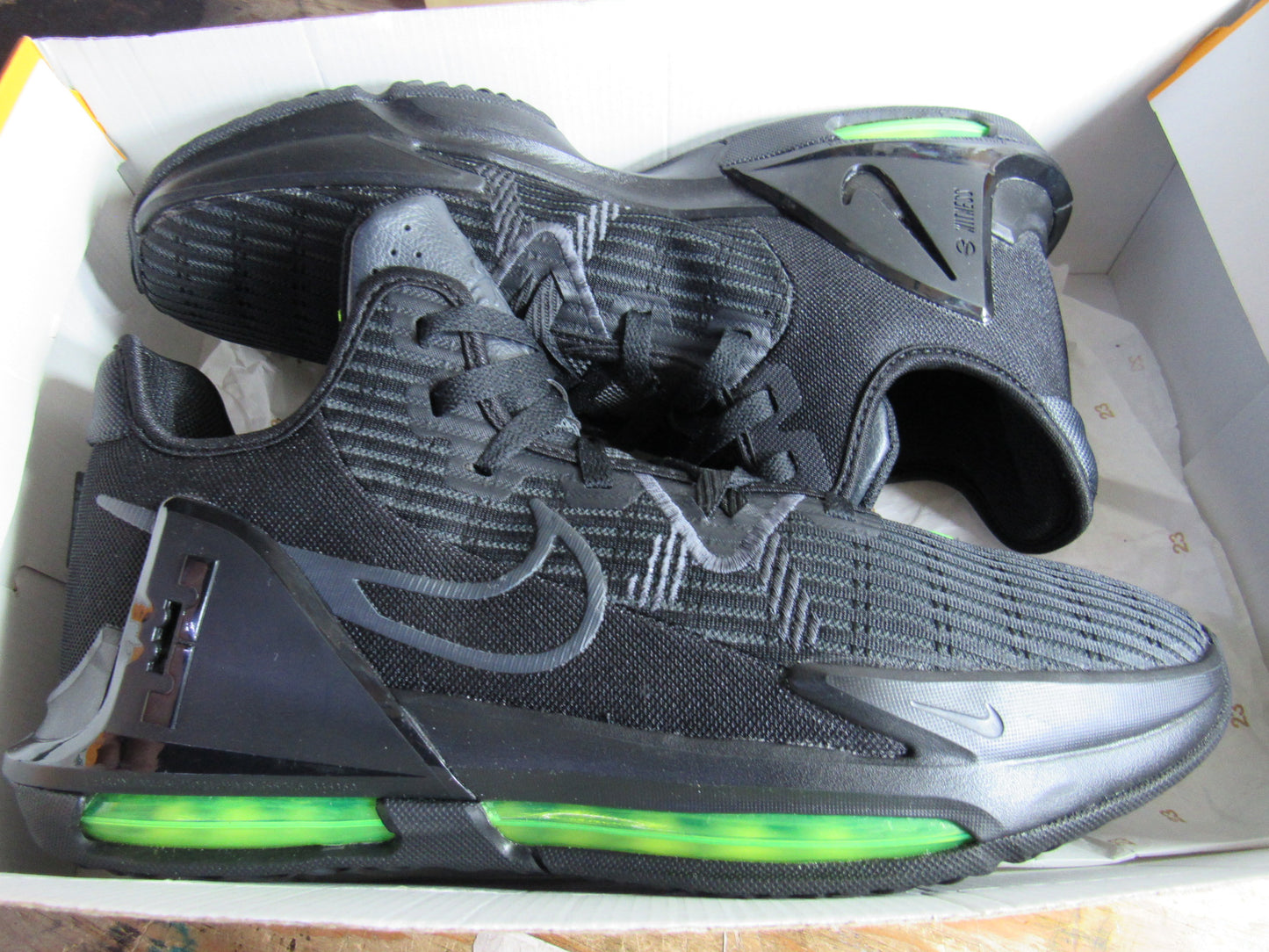 LEBRON WITNESS 6 BLACK GREEN EN CAJA