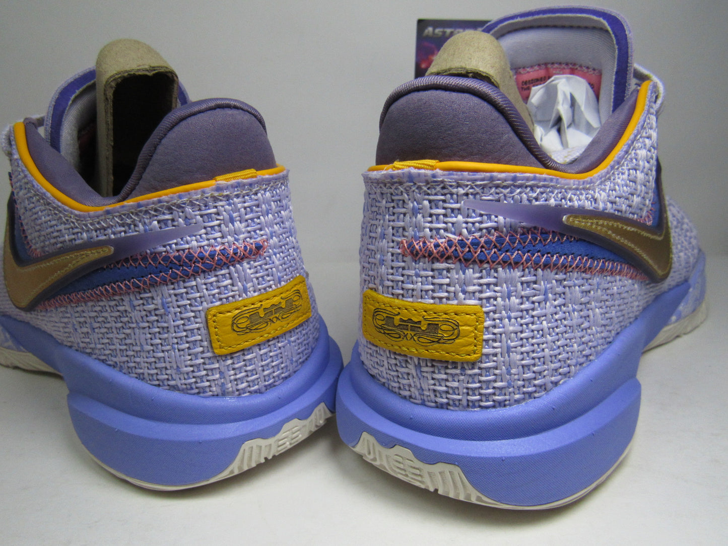 LEBRON XX "VIOLET FROST" EN CAJA