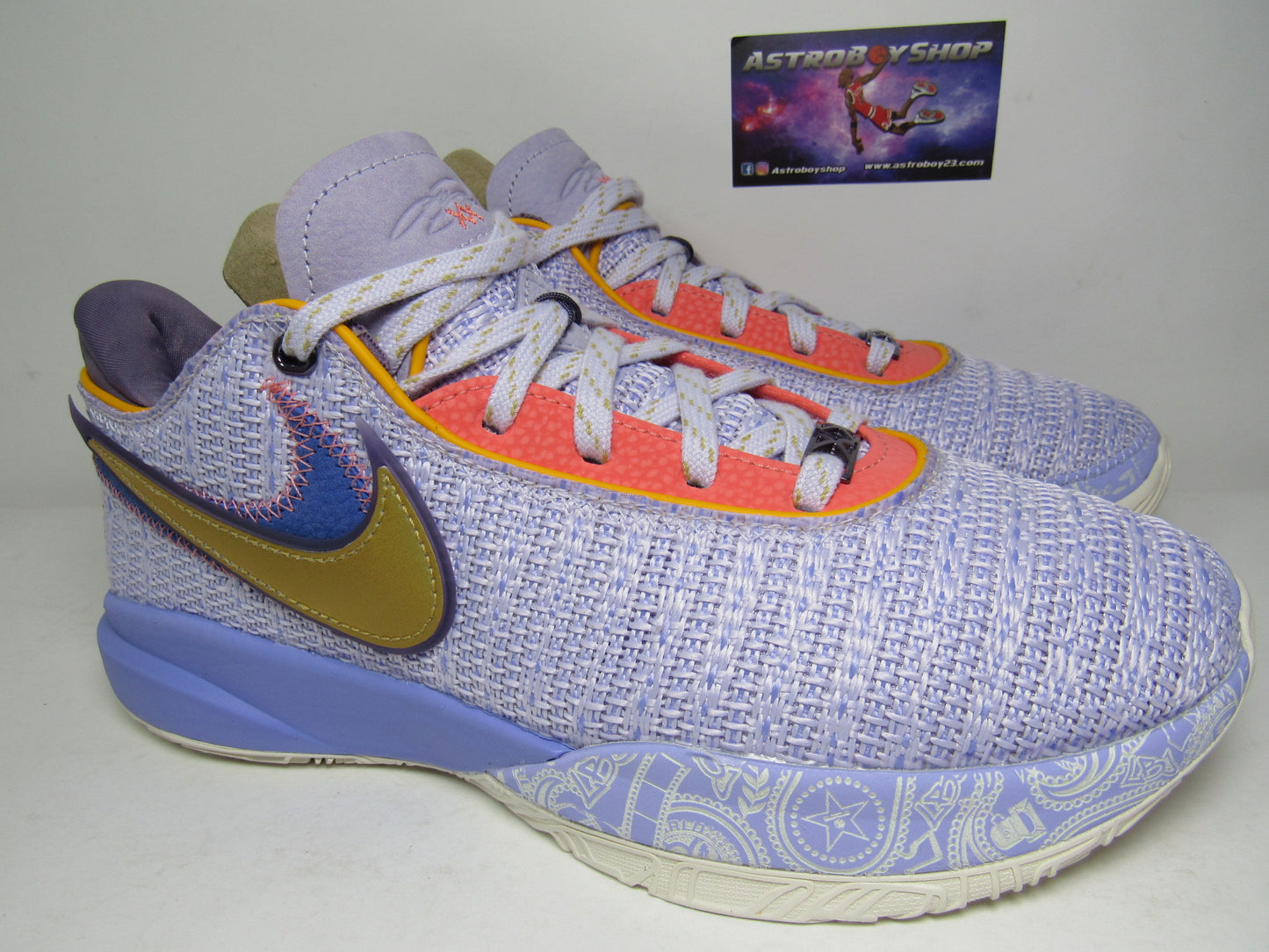 LEBRON XX "VIOLET FROST" EN CAJA