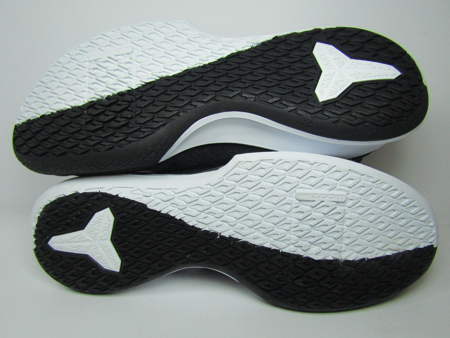 KOBE MAMBA FOCUS BLACK EN CAJA