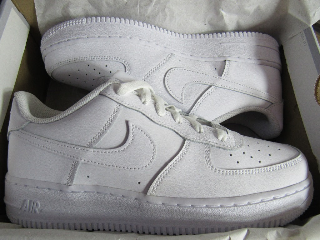 NIKE AIR FORCE ONE LOW LE TRIPE WHITE KIDS GS EN CAJA