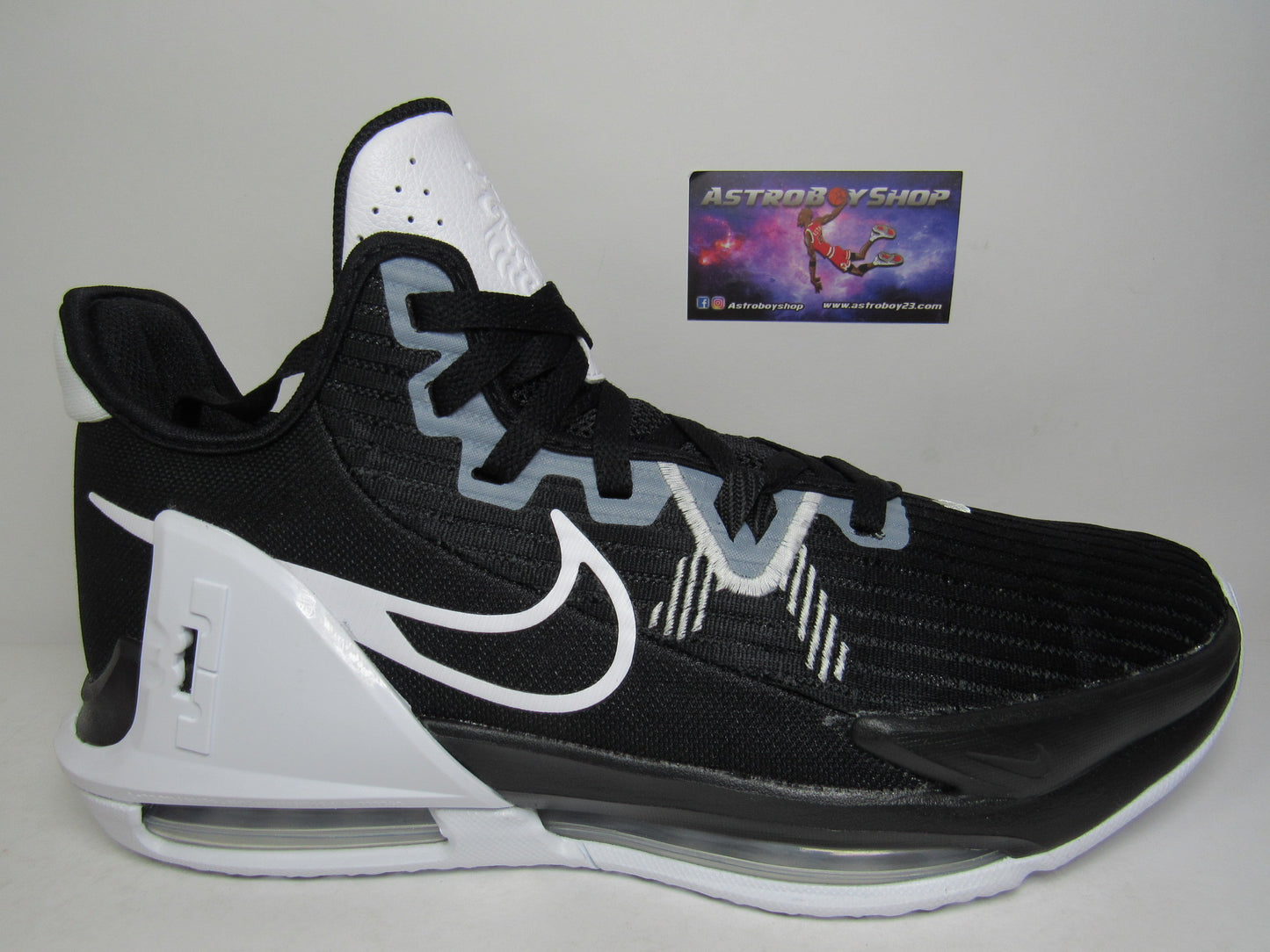 LEBRON WITNESS 6 BLACK AND WHITE EN CAJA