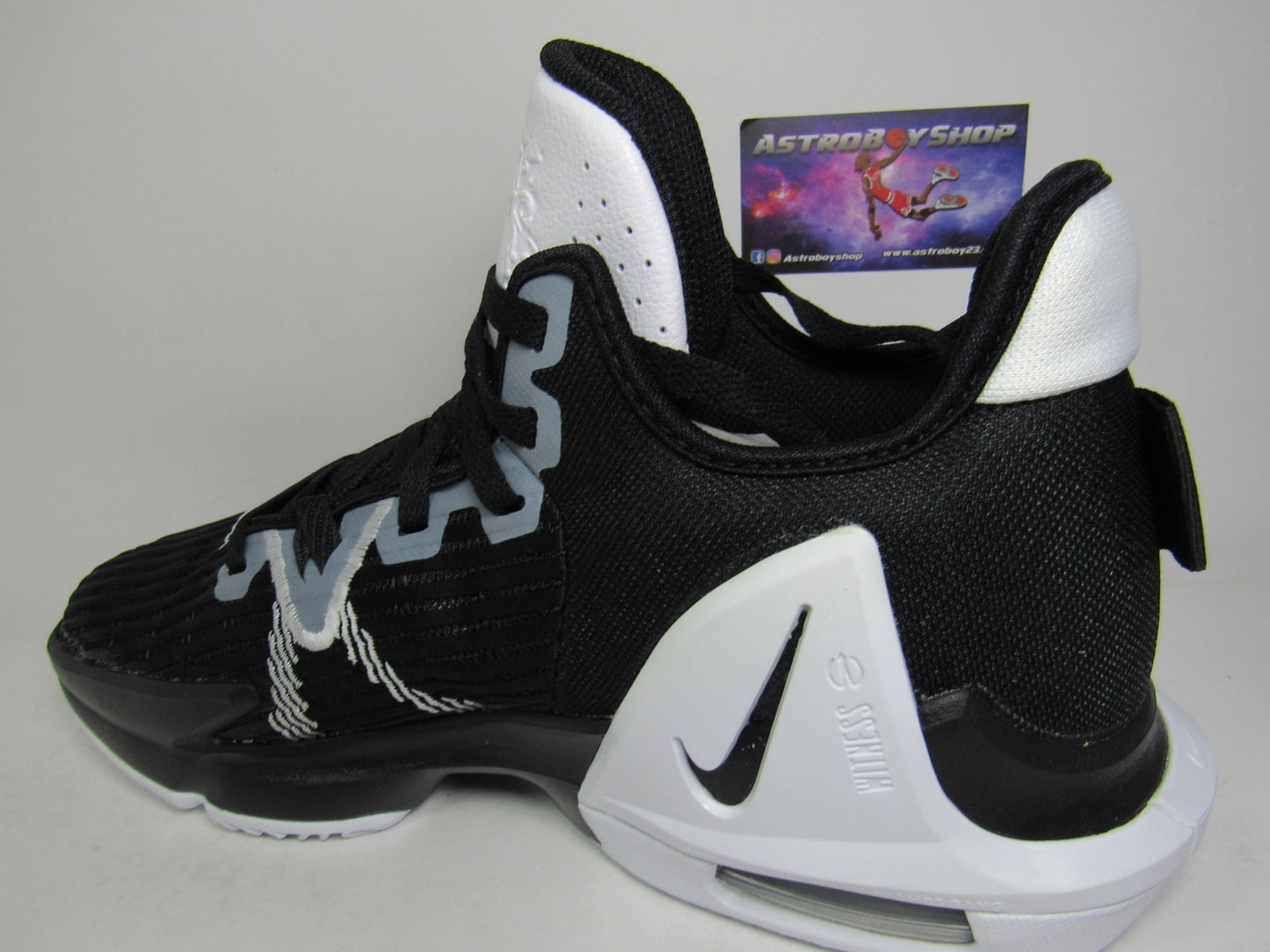 LEBRON WITNESS 6 BLACK AND WHITE EN CAJA