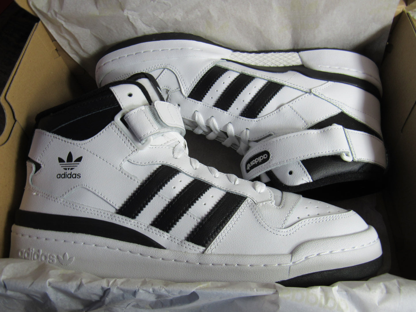 ADIDAS FORUM MID WHITE & BLACK EN CAJA