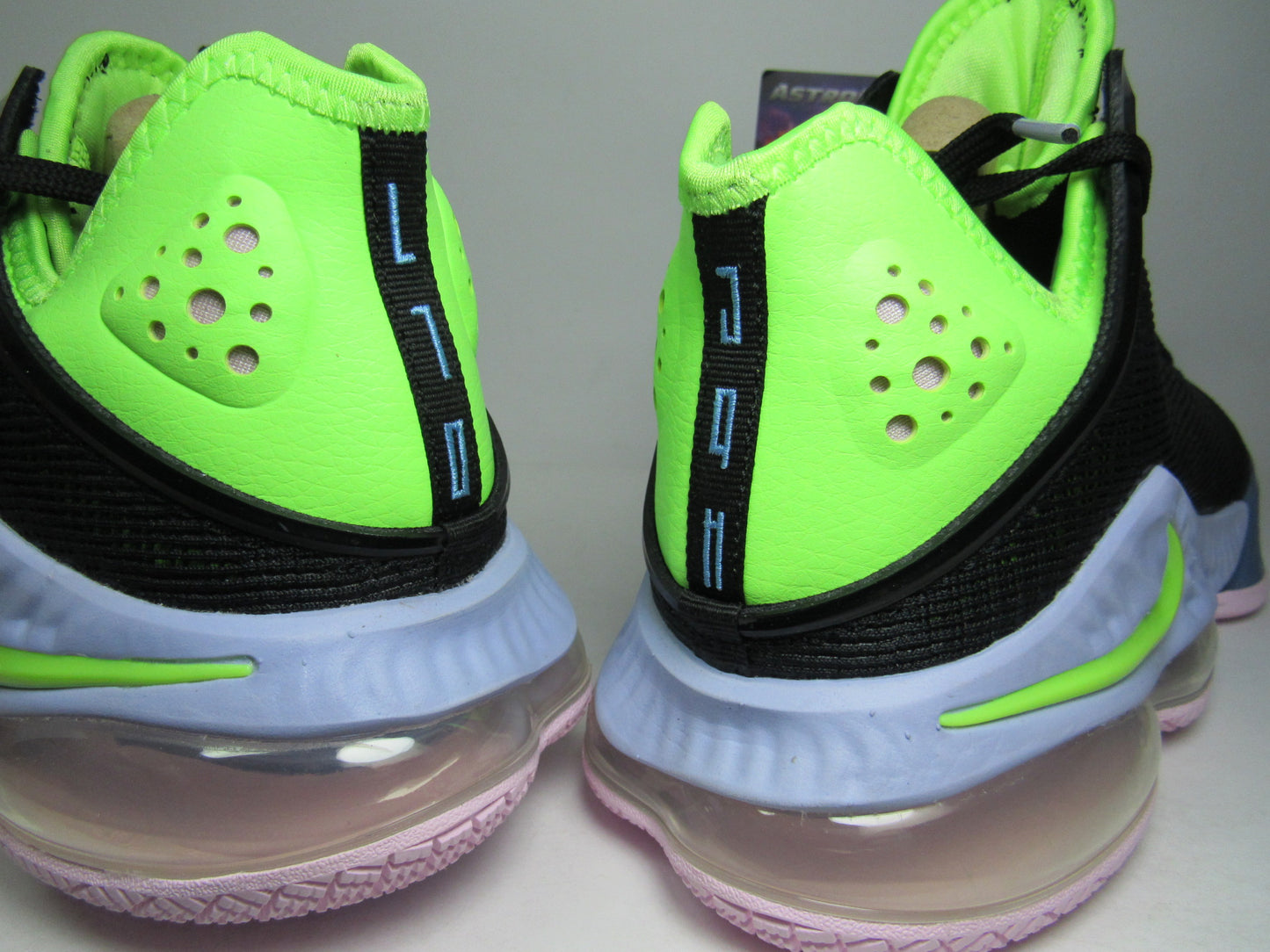 LEBRON 19 LOW "GHOST GREEN" EN CAJA