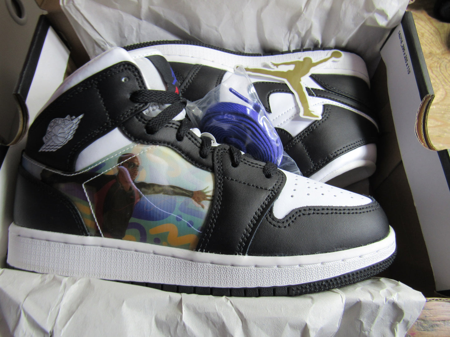 JORDAN 1 MID "HOLOGRAM" KIDS EN CAJA