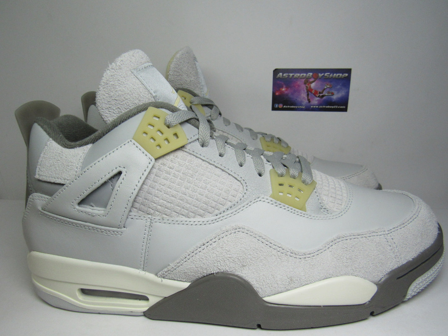 JORDAN 4 "PHOTON DUST" EN CAJA