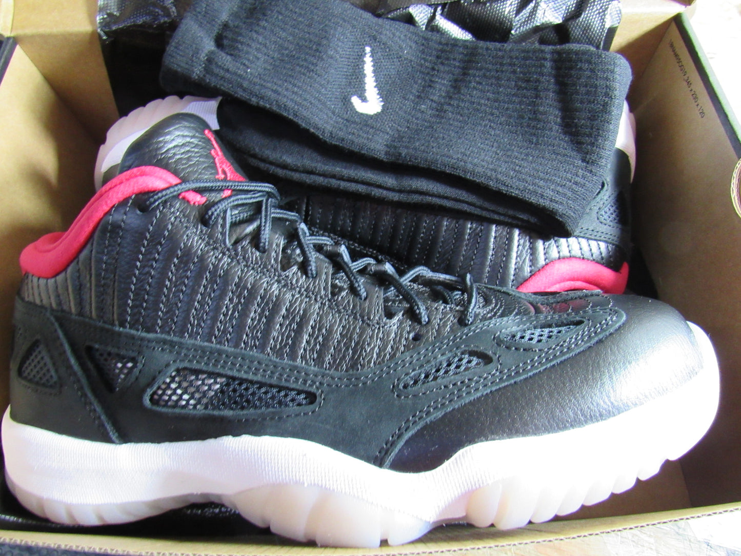 JORDAN XI LOW IE BRED EN CAJA