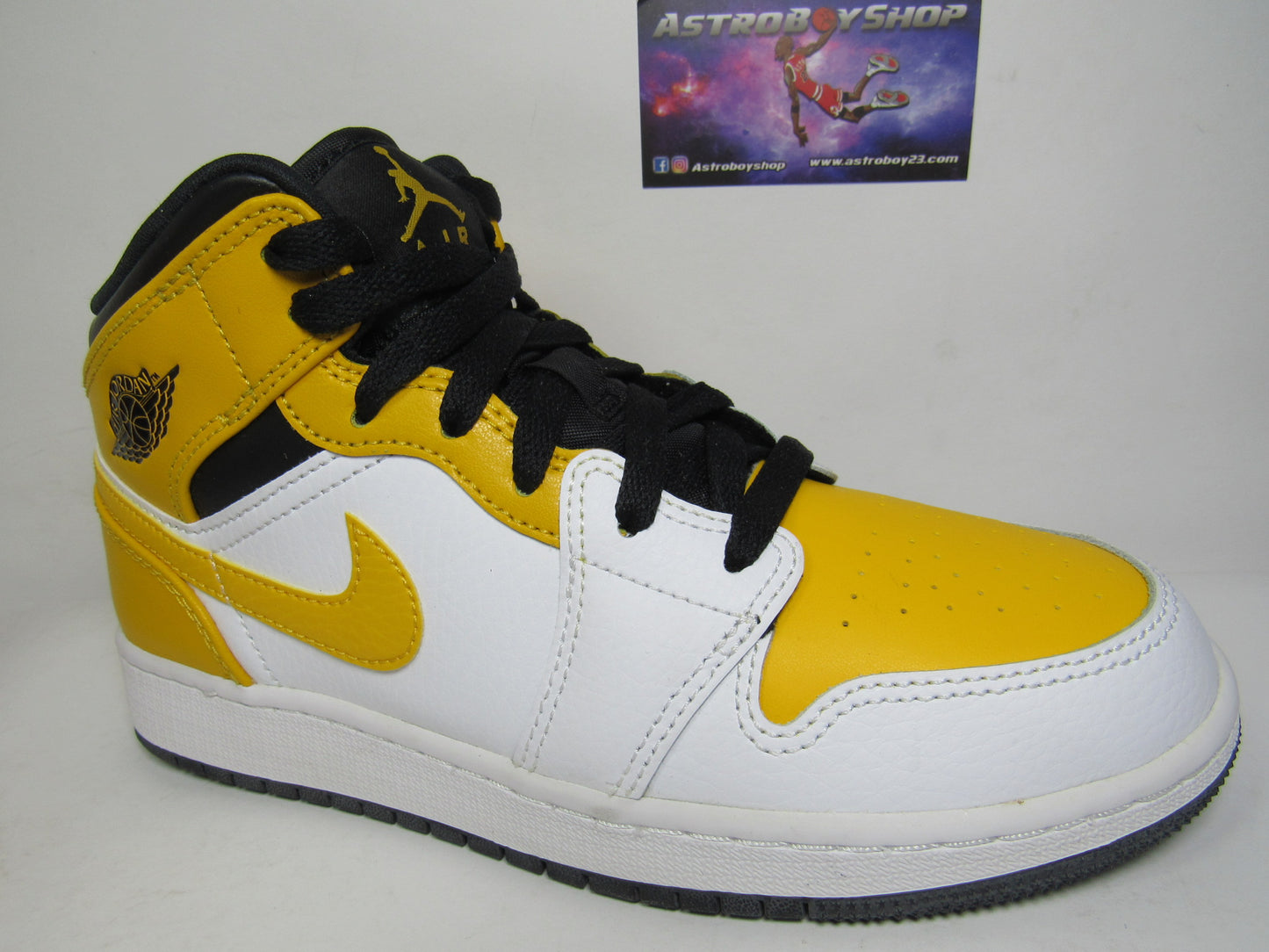 JORDAN 1 MID KIDS UNIVERSITY GOLD EN CAJA