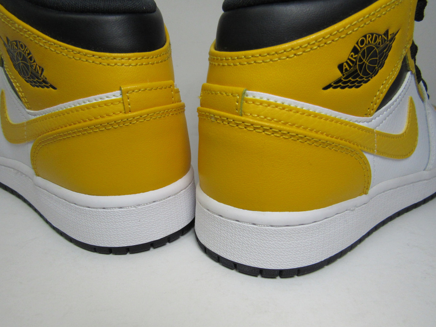 JORDAN 1 MID KIDS UNIVERSITY GOLD EN CAJA