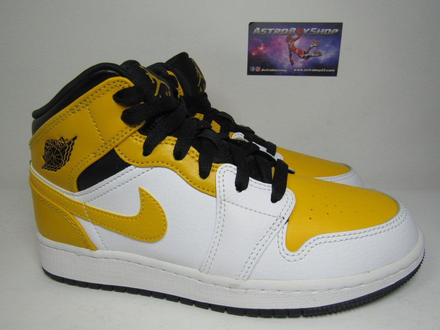 JORDAN 1 MID KIDS UNIVERSITY GOLD EN CAJA