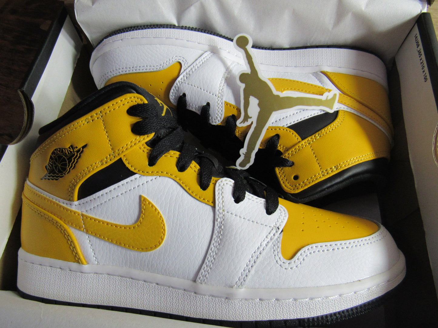 JORDAN 1 MID KIDS UNIVERSITY GOLD EN CAJA